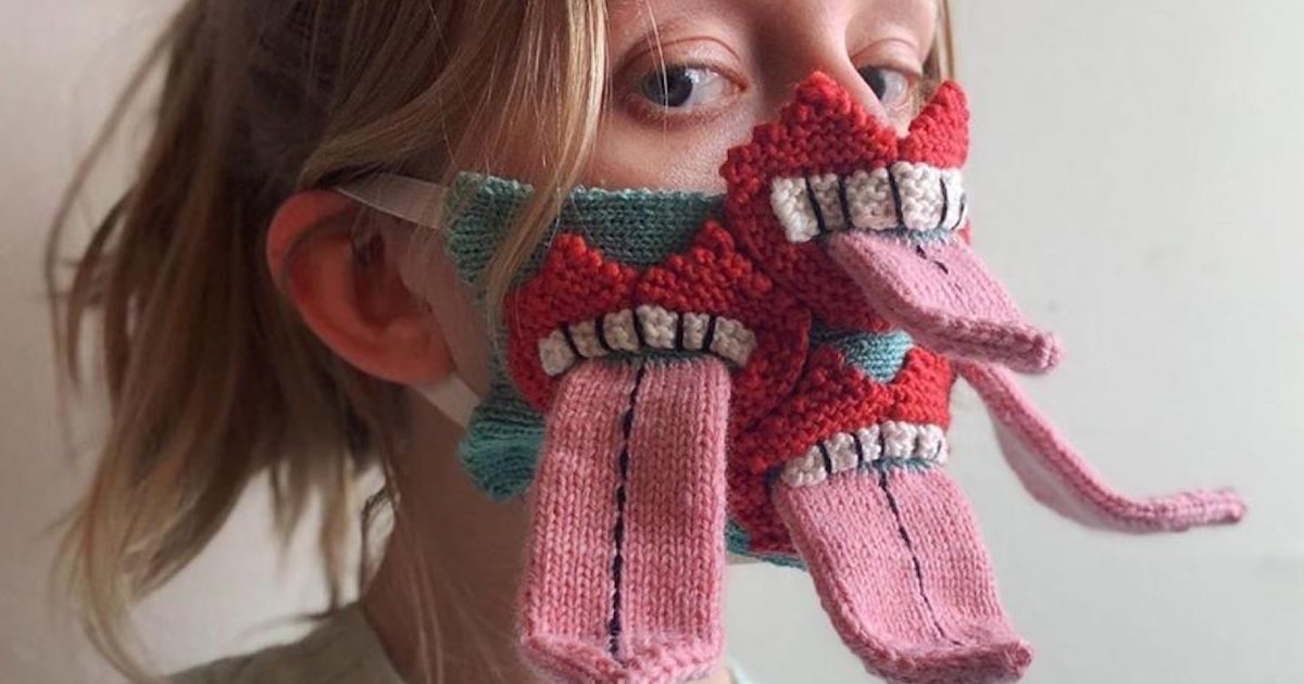 masque 1.png?resize=412,232 - Une femme tricote des masques effrayants pour s'assurer que les gens respectent les distances de sécurité