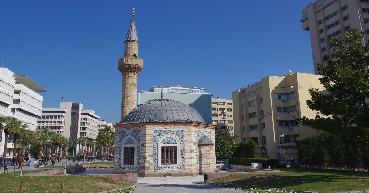 mosque.jpg?resize=1200,630 - Turquie: les minarets de plusieurs mosquées d'Izmir ont diffusé la chanson "Bella Ciao" en guise d'appel à la prière