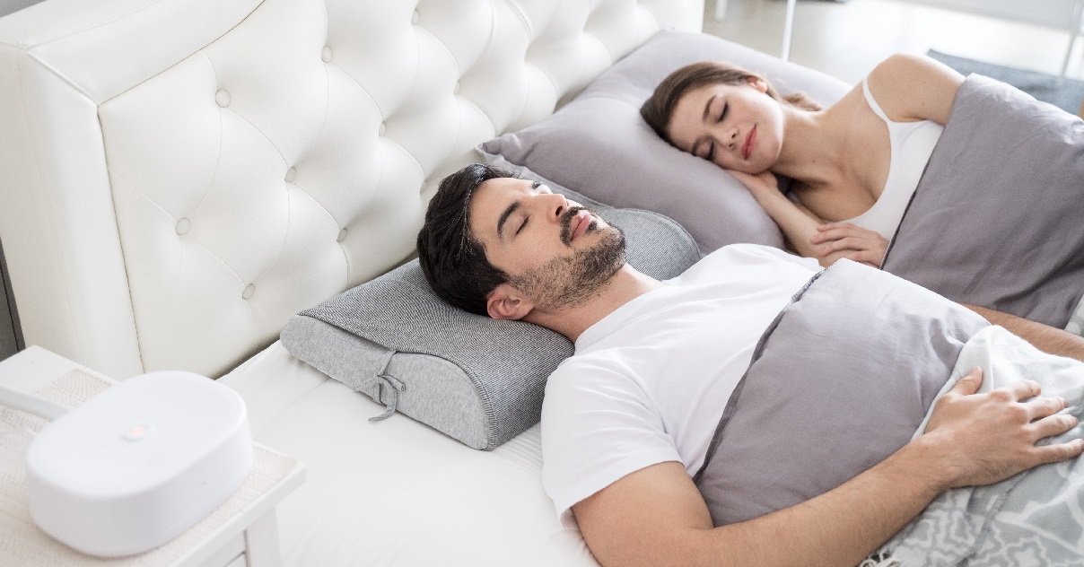 motion pillow.jpeg?resize=1200,630 - Découvrez cet oreiller qui fait pivoter votre tête pour vous empêcher de ronfler !
