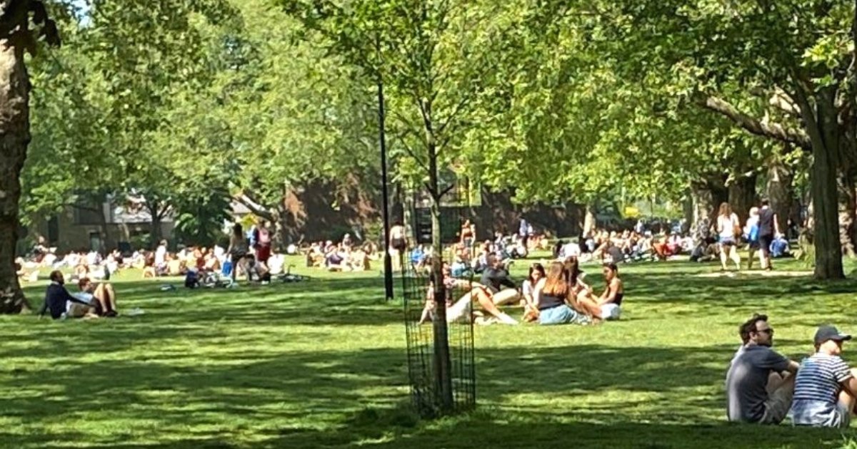 police6.png?resize=1200,630 - Police Said They Are 'Fighting A Losing Battle' After People Rush To Parks To Enjoy Warm Sunshine