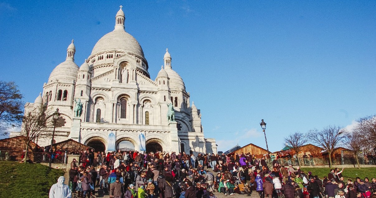 sacre coeur 1.jpg?resize=412,275 - Paris: après le canal Saint-Martin ce lundi, le parvis du Sacré-Cœur a été pris d'assaut par les Parisiens ce mardi !