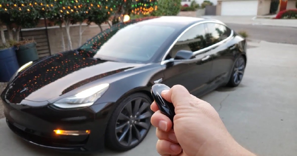 tesla.jpg?resize=412,275 - Un homme, victime d'un carjacking, a réussi à enfermer le voleur de sa Tesla dans l'habitacle