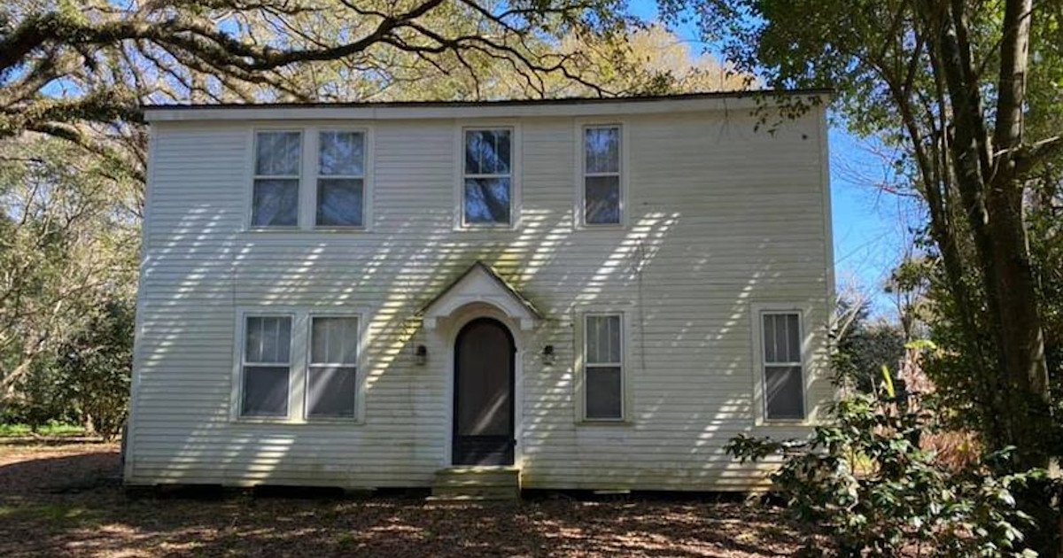 untitled 11.jpg?resize=412,275 - Here’s Why No One Wants This Free Four-bedroom House Despite Being Free