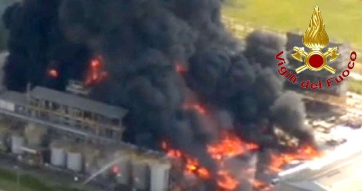 venise incendie.jpg?resize=412,275 - Venise est en état d'alerte après l'incendie d'une usine chimique dans le port de Marghera