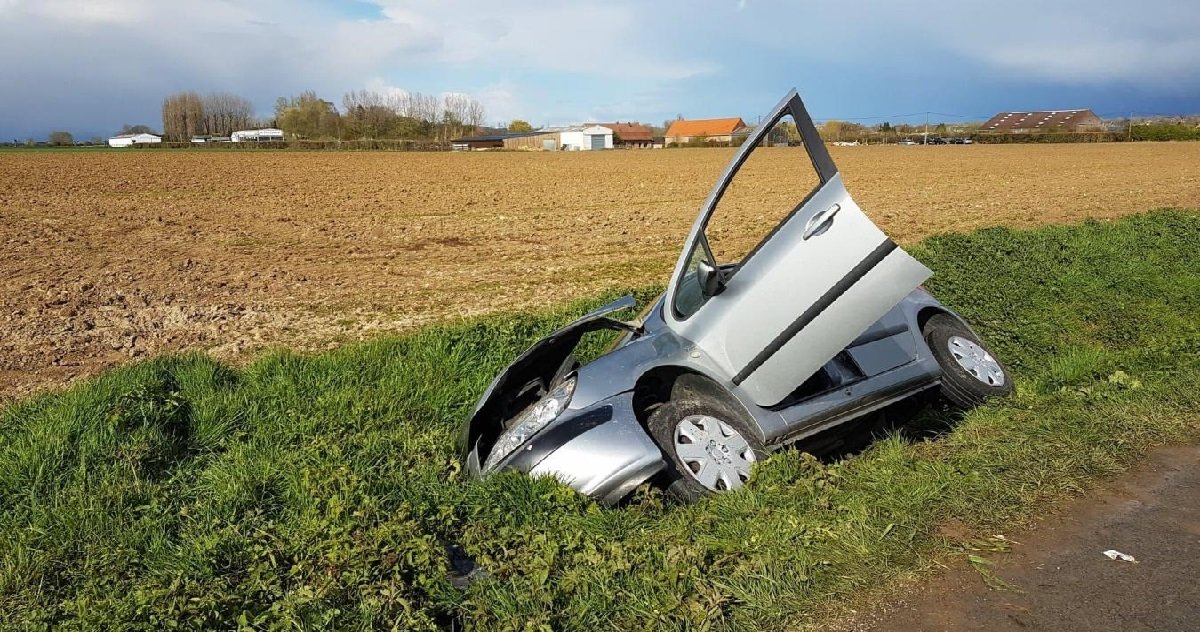 voiture 1.jpg?resize=412,275 - Bretagne: complètement ivre, un automobiliste se retrouve dans le fossé à moitié nu