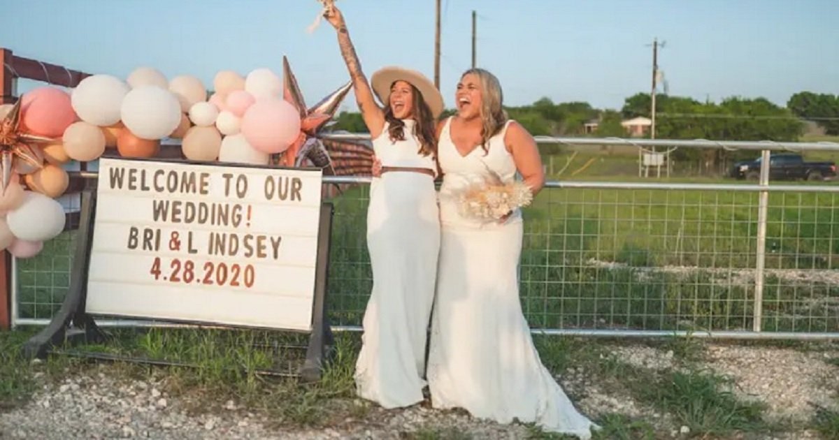 w3.jpg?resize=1200,630 - Spontaneous Couple Married At A Drive-In Theater After Original Plans Were Shelved With Lockdown