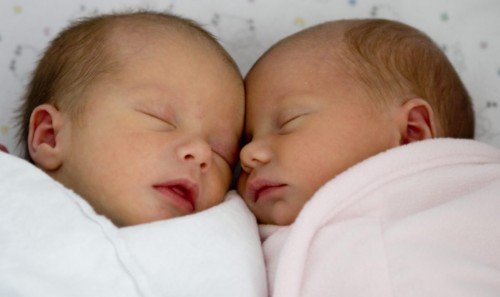 Nacen 2 gemelas alemanas con 3 meses de diferencia | ANews