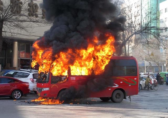 영상중국] "불타는 버스" 도심 한복판서 버스 화재 - 아주경제