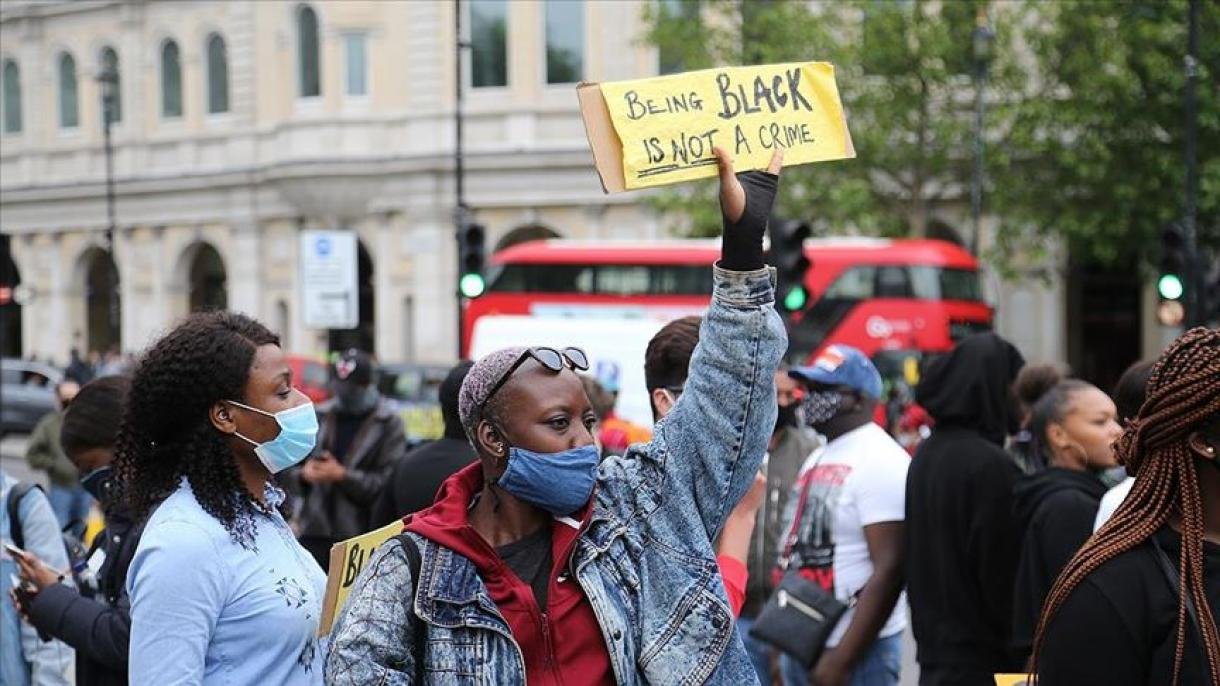 Miles de personas protestan en Londres por el asesinato de George Floyd
