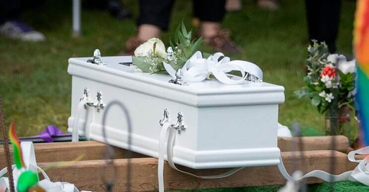 Cientos de personas acudieron al funeral de esta bebé que fue ...