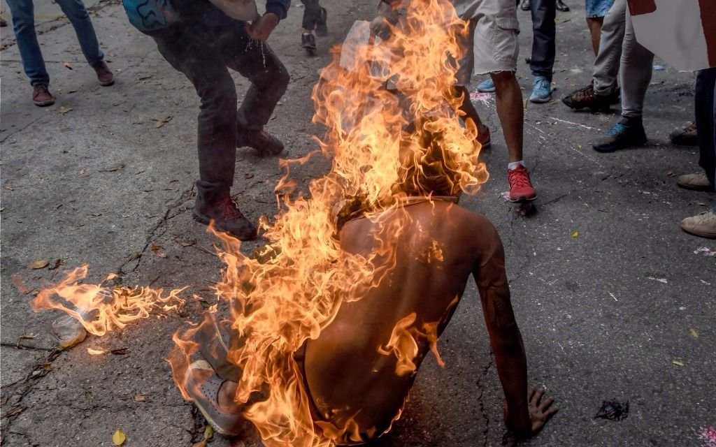 Un hombre se prende fuego durante las protestas en Caracas - El Mundo