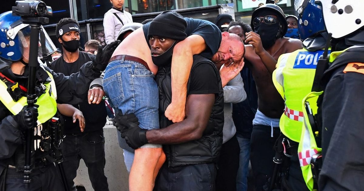 5ee5d68caee6a82b245f4923 e1592332820486.jpeg?resize=1200,630 - Londres : La photo d'un manifestant noir portant un militant d'extrême-droite devient virale