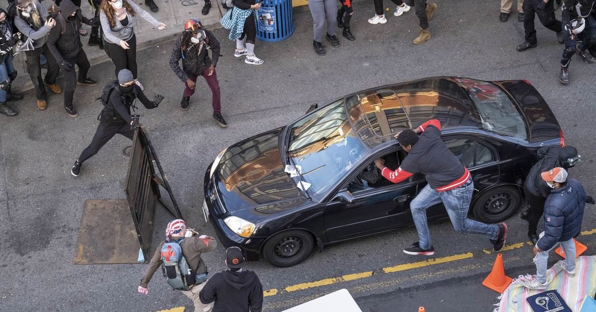 ad45nikmynacjjwbtx3i3n6z2q e1591637581944.jpg?resize=1200,630 - Mort de George Floyd : A Seattle, un automobiliste fonce sur des manifestants et tire sur l'un d'entre eux