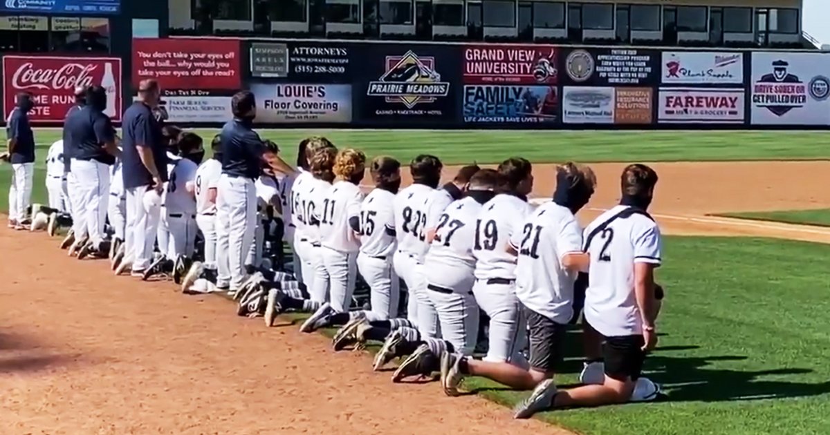 adsfasdf.jpg?resize=1200,630 - An Entire High School Baseball Team Takes a Knee During National Anthem