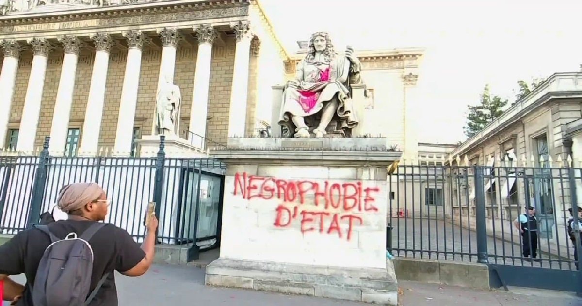 colbert.jpg?resize=412,275 - Paris: la statue de Colbert, située devant l'Assemblée nationale, a été taguée