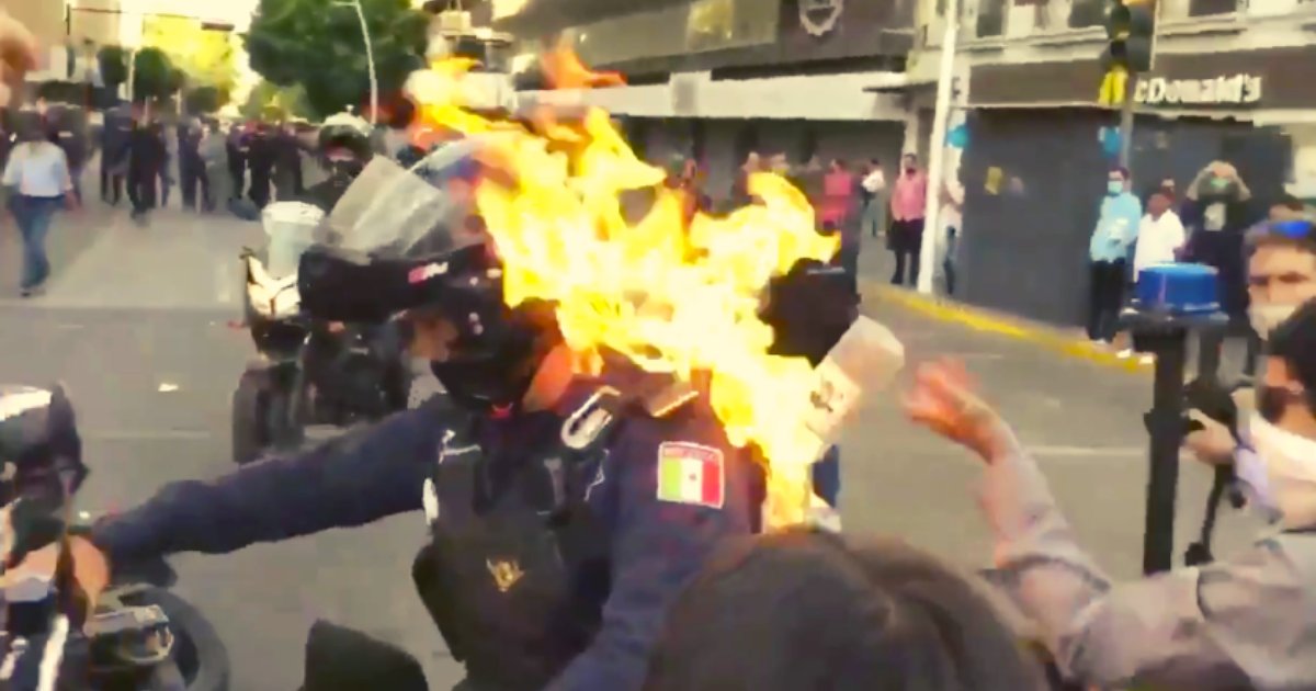 diseno sin titulo 40.png?resize=1200,630 - Prenden Fuego A Un Oficial De Policía En Manifestación Por El Fallecimiento De Un Joven