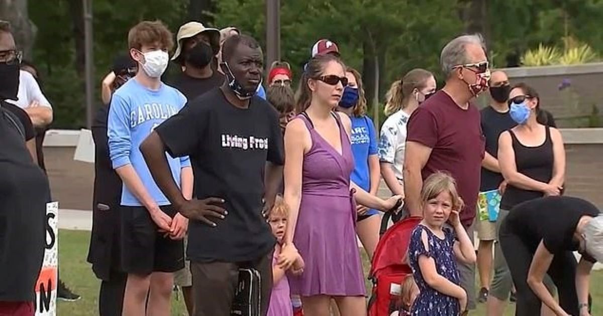 ec8db8eb84ac 1 7.jpg?resize=412,275 - Police Officers Ask For Forgiveness As They Wash Black Faith Leaders' Feet