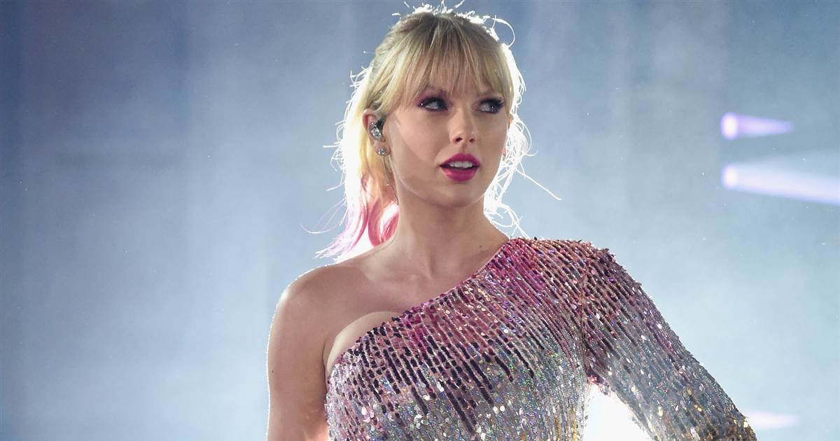 ec8db8eb84ac 3 10.jpg?resize=412,275 - Taylor Swift Urges Tennessee To Remove Controversial Statues