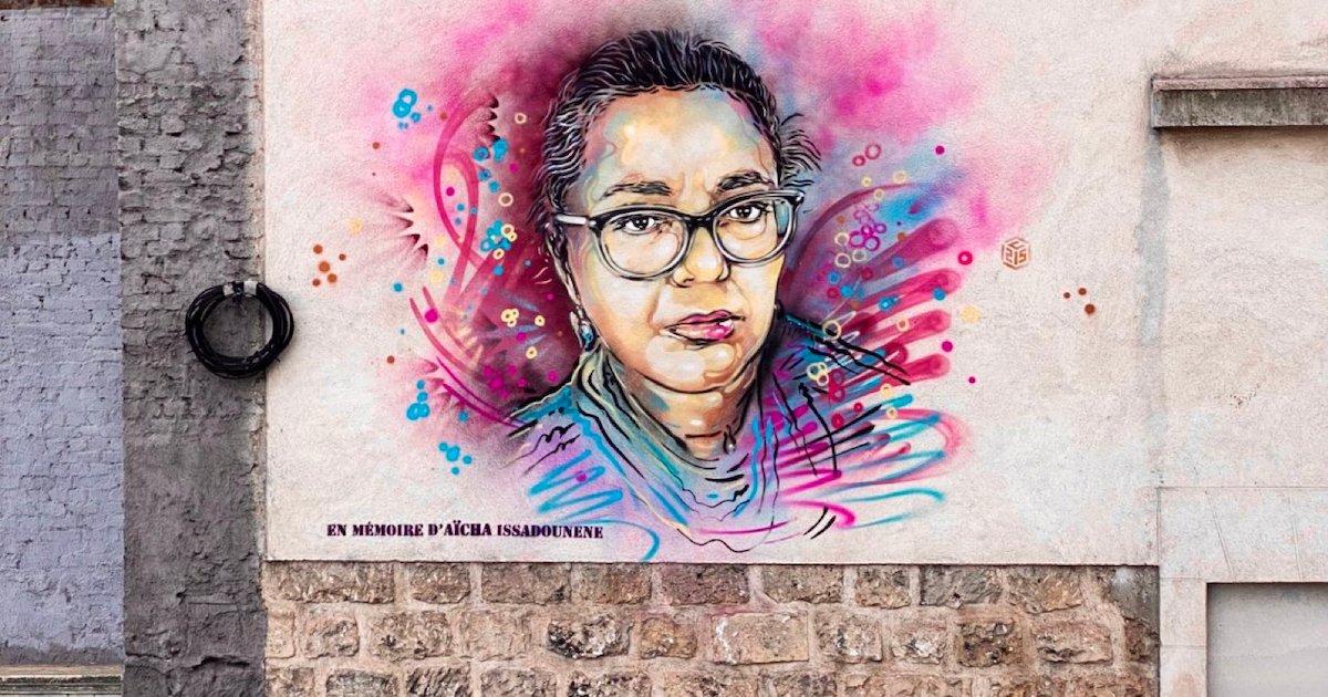 fresque aicha.png?resize=1200,630 - Un artiste urbain rend hommage à Aïcha, la première caissière décédée du coronavirus