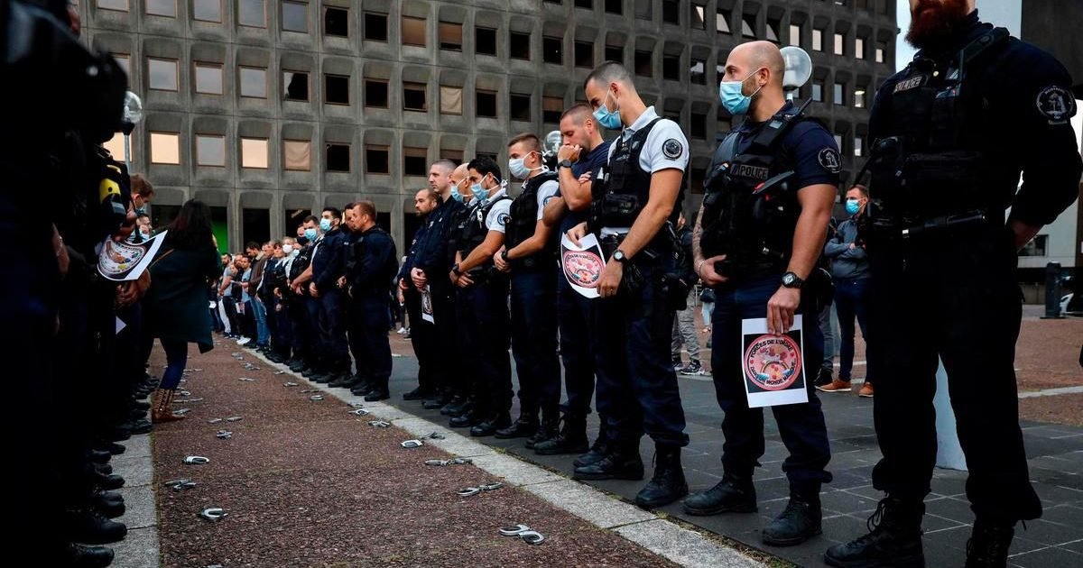 le parisien 5 e1591954039457.jpg?resize=1200,630 - 200 Policiers jettent leurs menottes à terre en signe de protestation