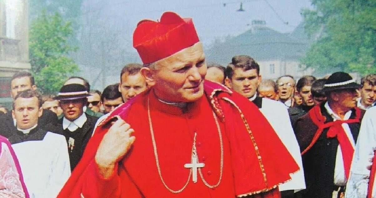 macron 2.jpg?resize=1200,630 - Insolite: un sosie d'Emmanuel Macron a été repéré sur une photo de Jean-Paul II