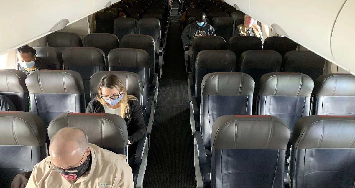 masque 2.jpg?resize=412,232 - Que se passe-t-il si vous ne gardez pas votre masque dans un avion ?