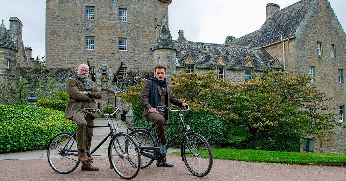 men in kilts.png?resize=412,232 - Deux stars de la série Outlander nous font découvrir l'Écosse dans la série documentaire Men in Kilts