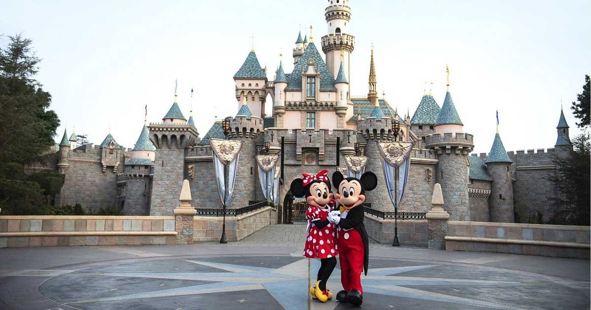 mickey and minnie at.jpg?resize=412,275 - Disneyland Resort Delays Anaheim Theme Parks Reopening