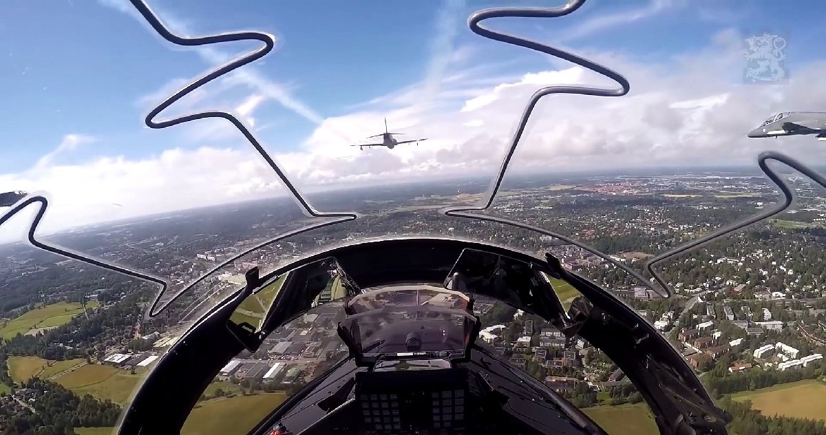 plane.jpg?resize=412,275 - La vitre d'un cockpit d'avion explose en plein vol, le pilote se pose d'urgence à La Rochelle