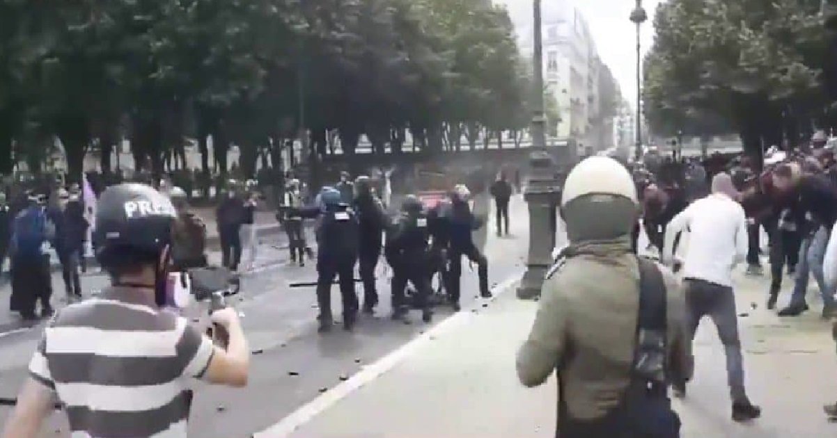 police1.jpg?resize=1200,630 - Un policier lynché au sol lors des manifestations des soignants va porter plainte