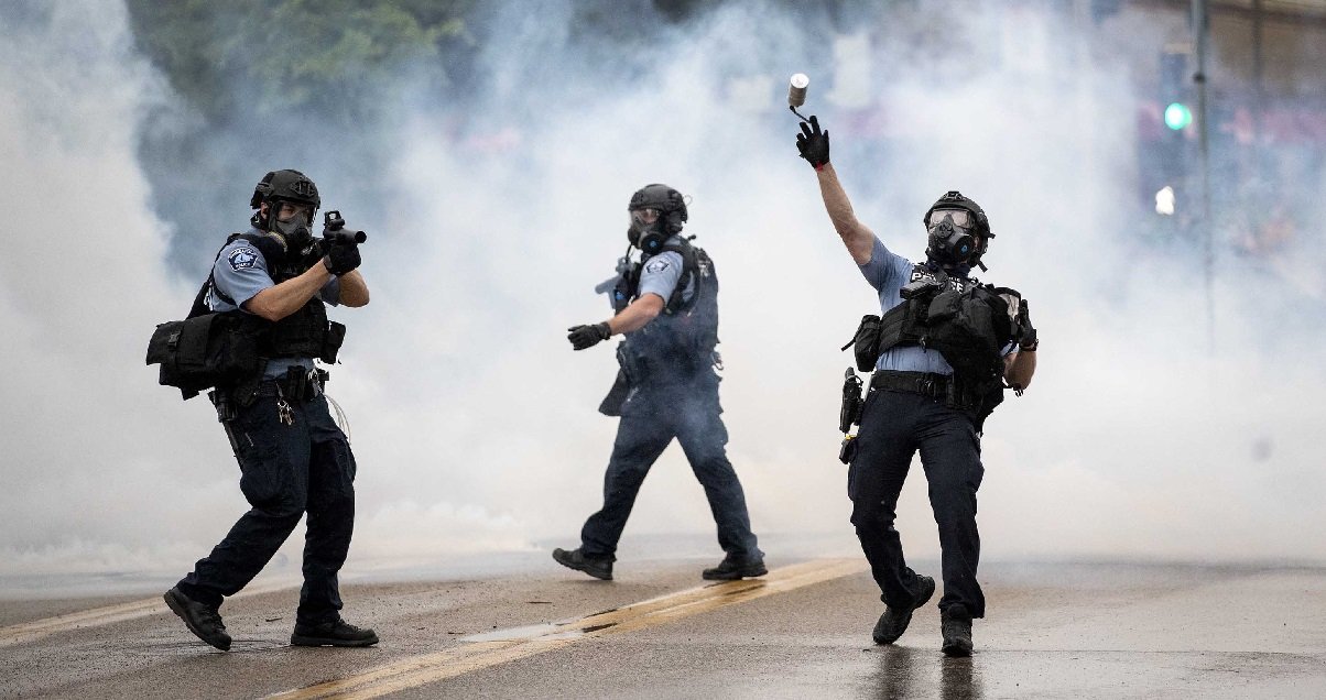 police2.jpg?resize=412,275 - Minneapolis: une équipe de journalistes de TF1 a été agressée par la police