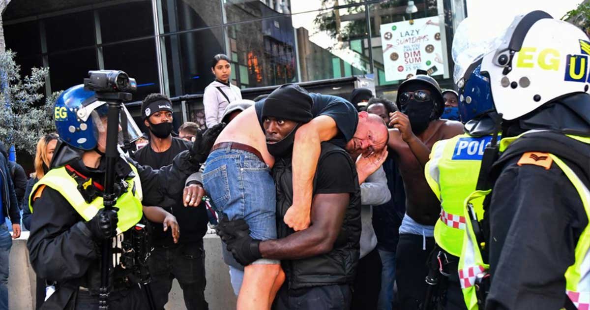 r2.jpg?resize=412,275 - Black Lives Matter Protester Rescues Suspected “Far-Right” Protester