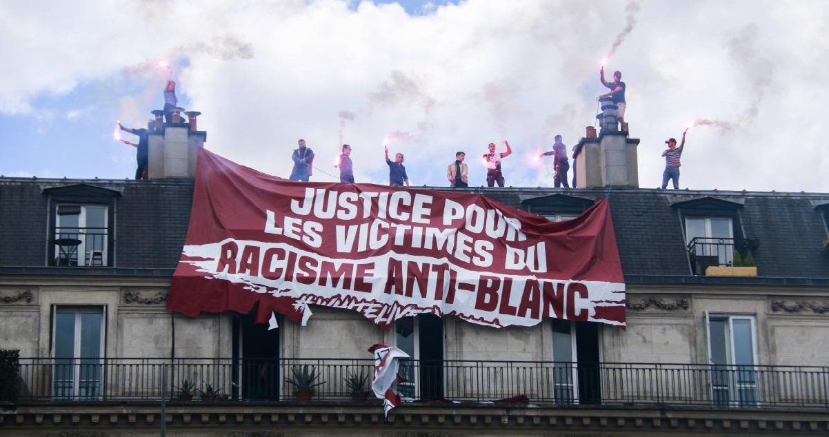 racisme.jpg?resize=412,275 - Manifestation à Paris: un groupe d'extrême-droite a déployé une banderole pour dénoncer le racisme "anti-blanc"