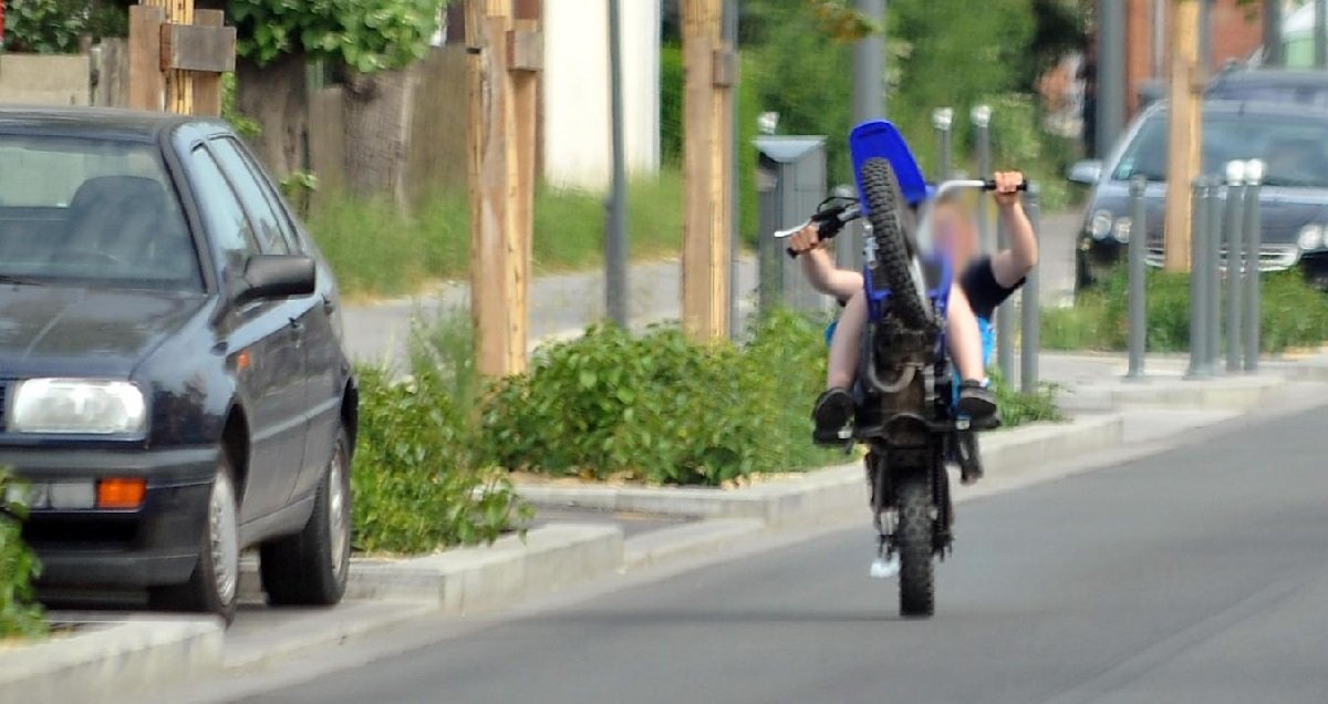rodeeo.jpg?resize=1200,630 - Yvelines: un jeune homme en plein rodéo sauvage sur une moto volée a foncé sur un policier
