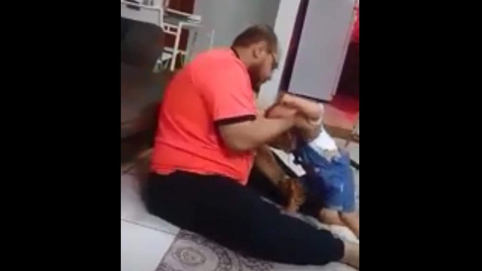 Hombre es detenido por video viral en el que golpeaba a su hija ...