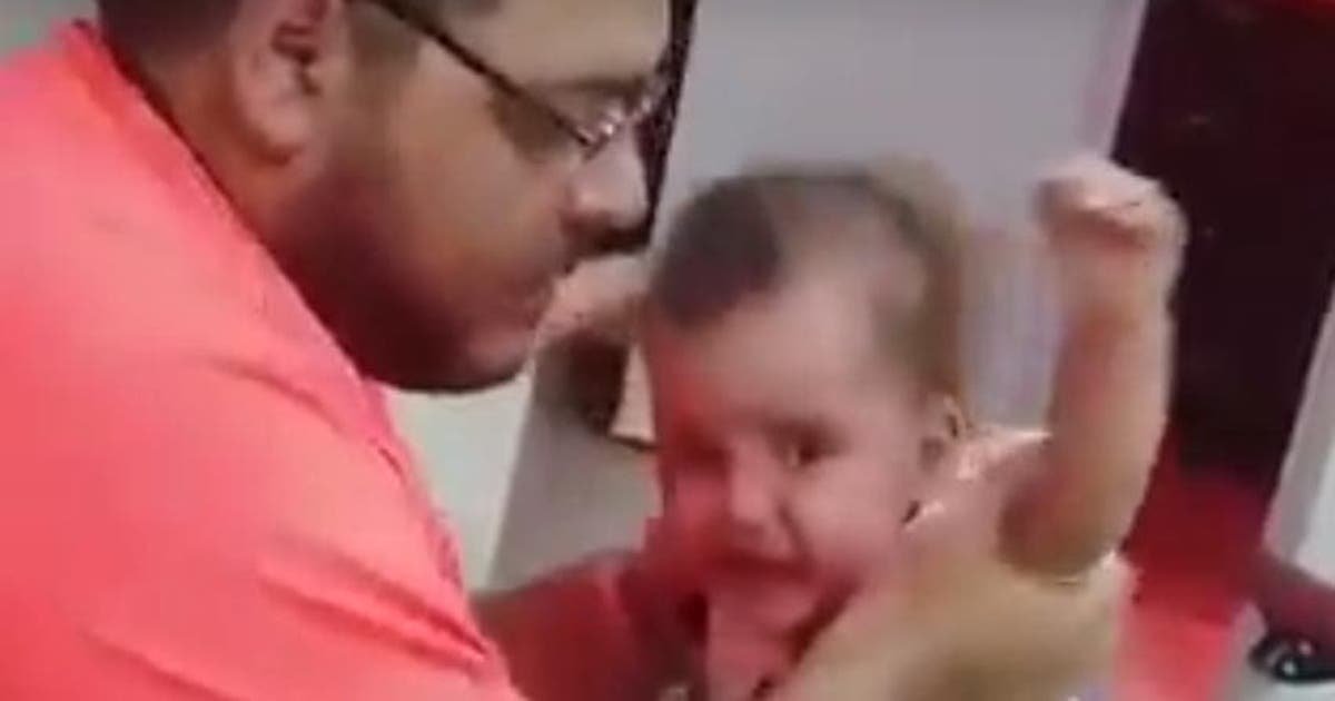 VÍDEO | Tremenda paliza a su bebé para que aprenda a andar