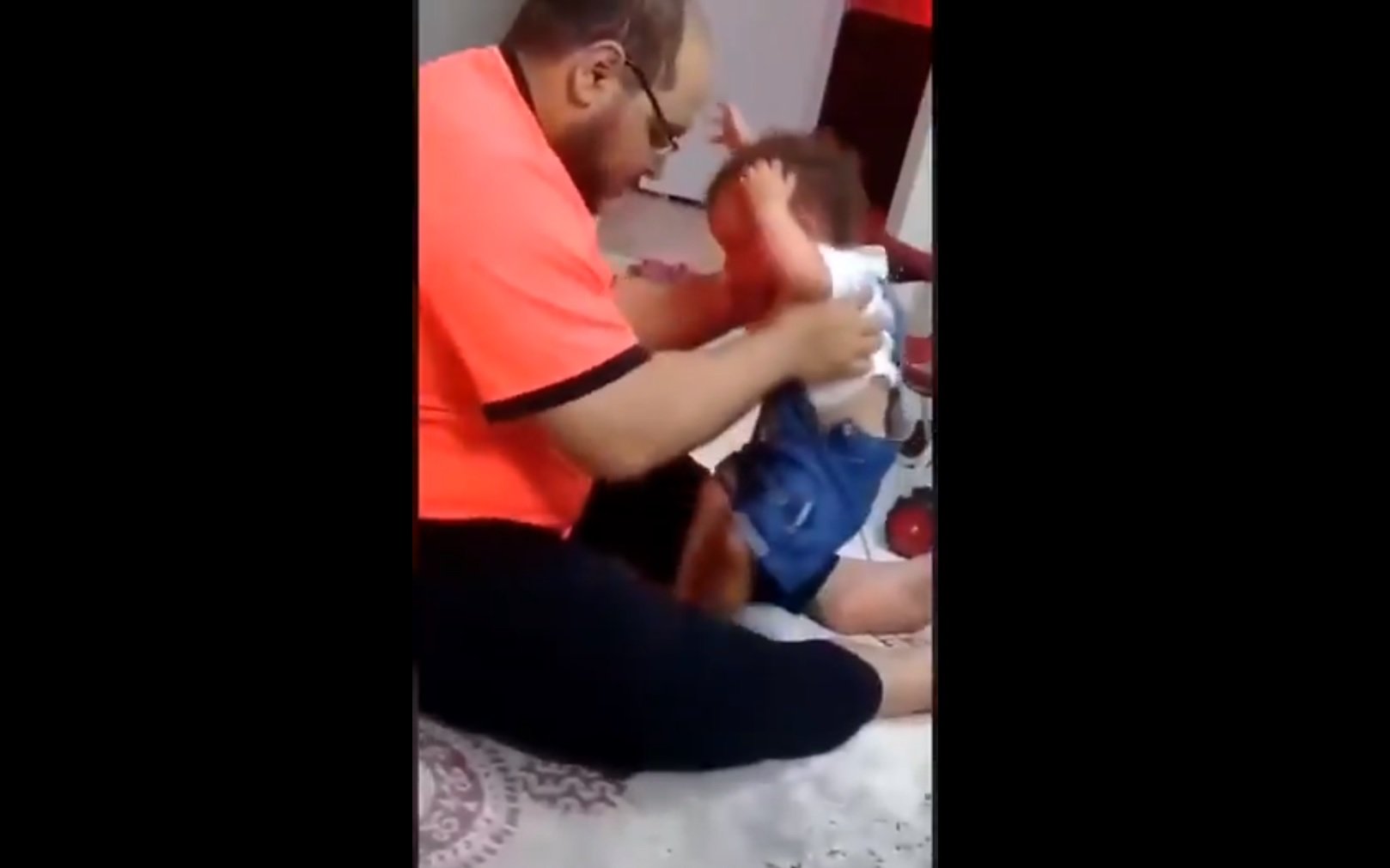Detienen a un padre que se grabó en vídeo golpeando brutalmente a ...