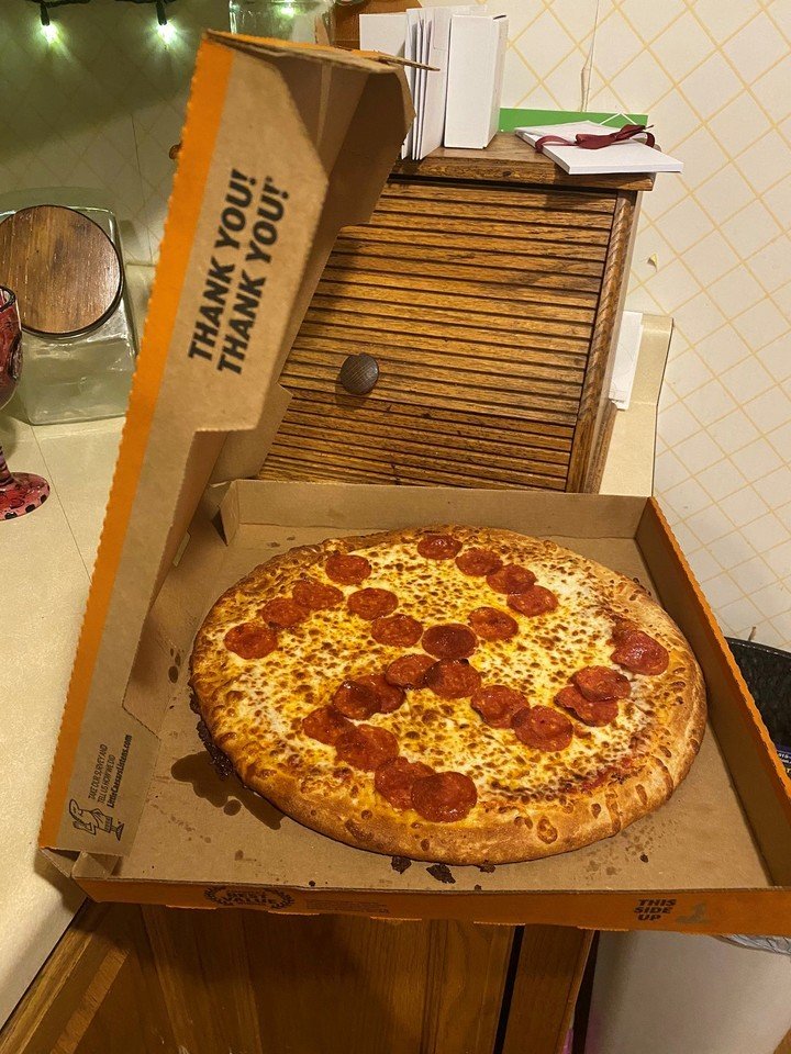 Pidieron una pizza y descubrieron que venía con una esvástica - Clarín