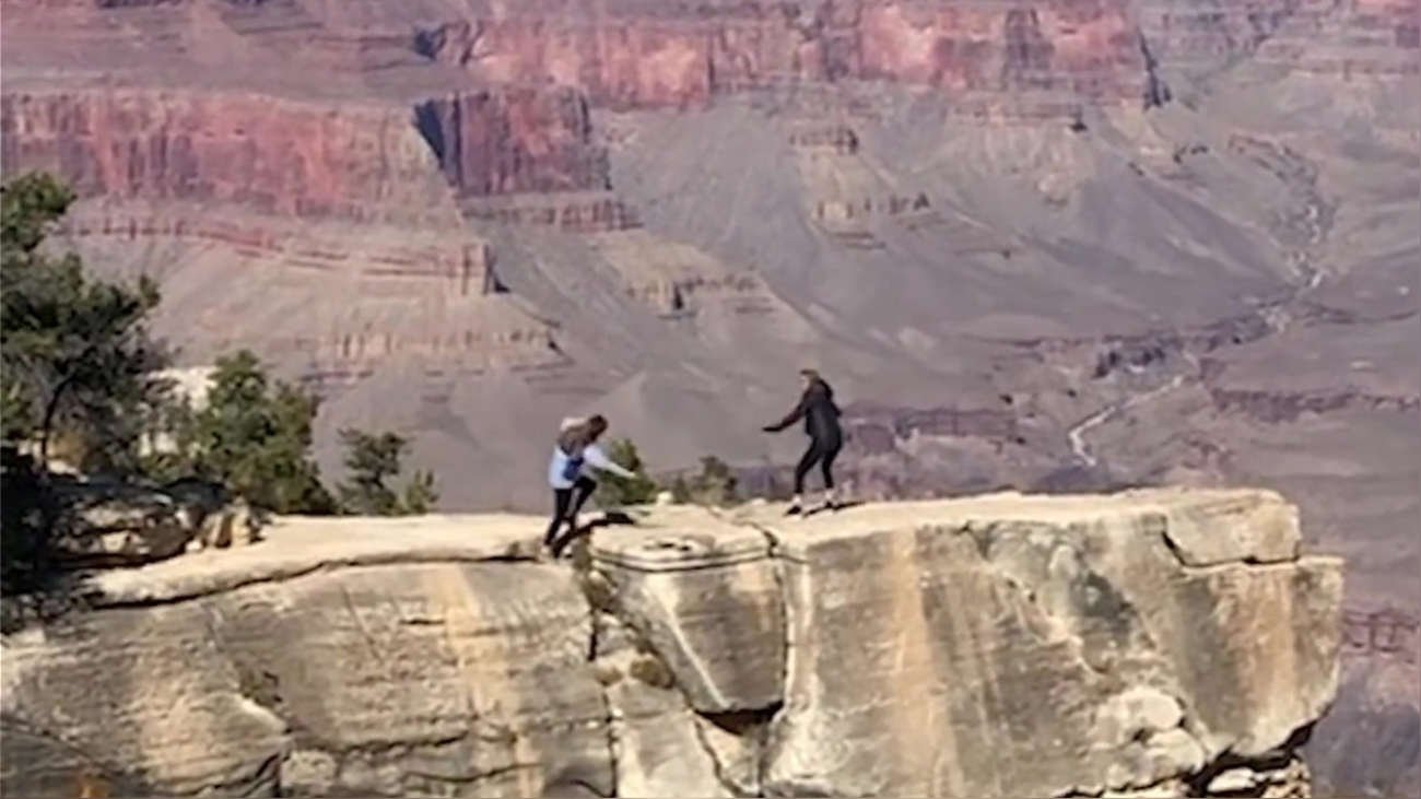 YouTube viral | Mujer casi se cae al Gran Cañón tomando una foto ...