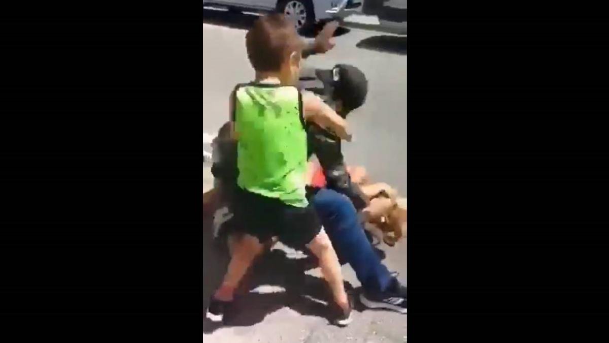 El vídeo de la agresión del menor que apuñaló a su expareja ...