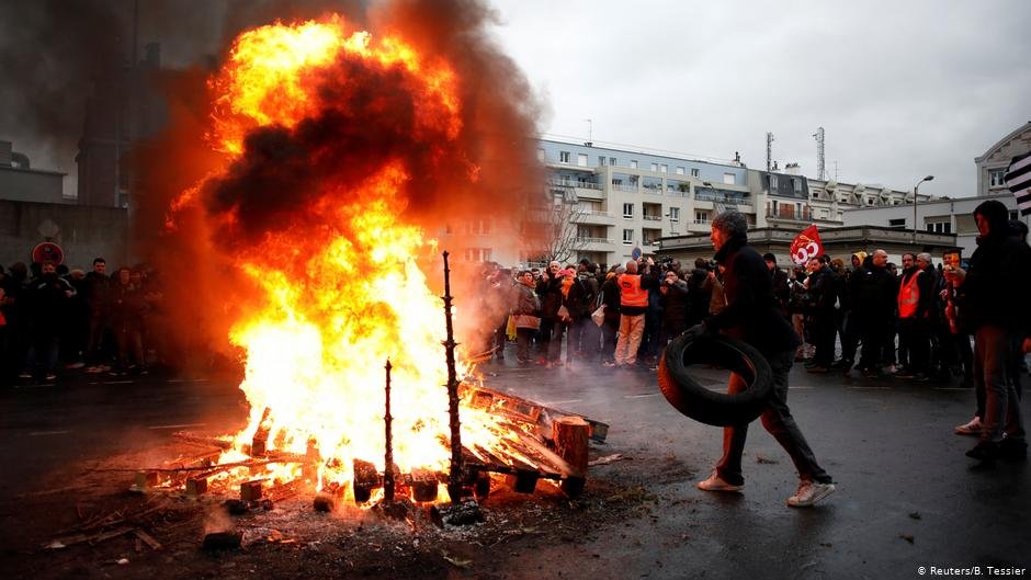 Francia afronta primera huelga masiva contra la reforma de ...