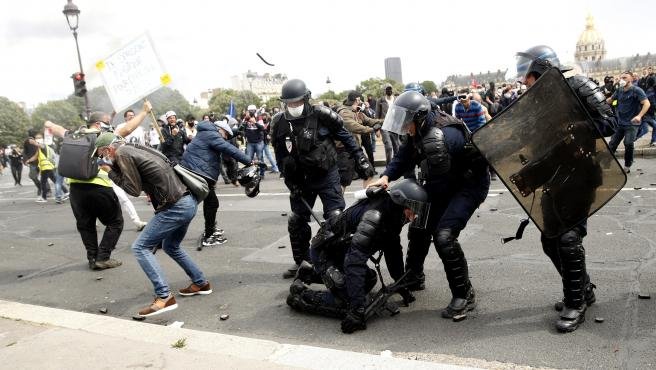 Fotografía de los disturbios en París durante una manifestación de sanitarios.