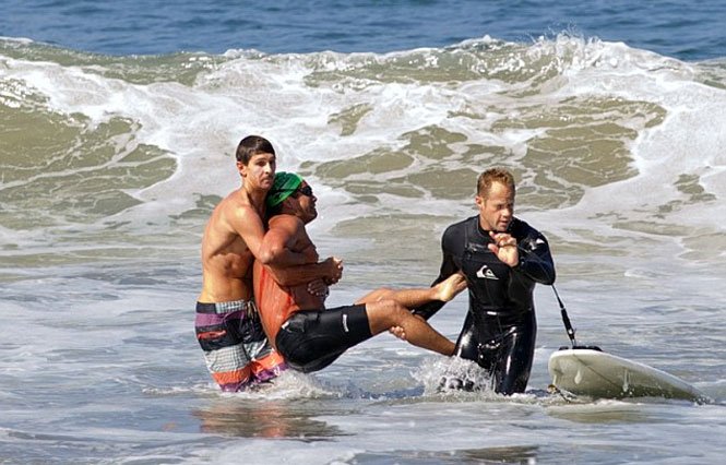 Vídeo: nadador é atacado por tubarão branco e se salva depois de ...