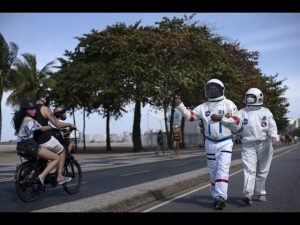 Video] Matrimonio brasileño utiliza "trajes de astronautas" para ...