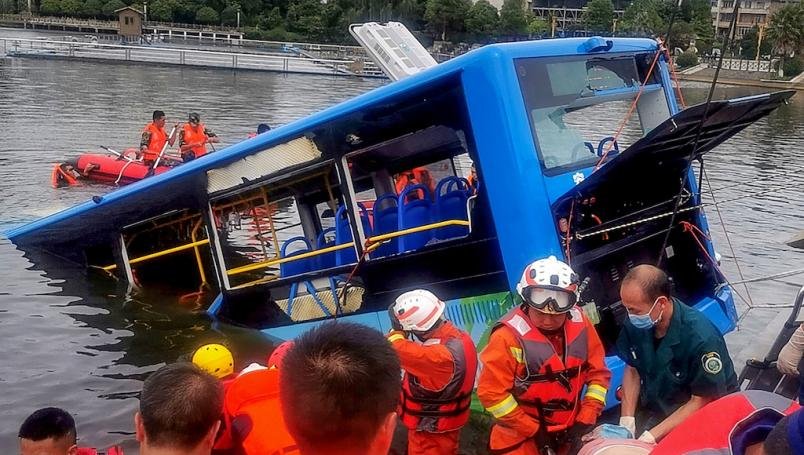 Autobús con estudiantes se hunde en lago de China; reportan 21 muertos