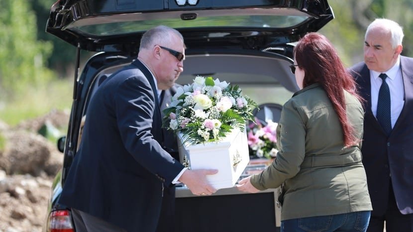 Cómo organizar un funeral de un bebé