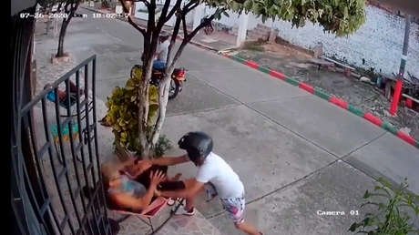 VIDEO: Una mujer espanta a golpes a dos ladrones en moto que la abordaron para robarle el celular en Colombia