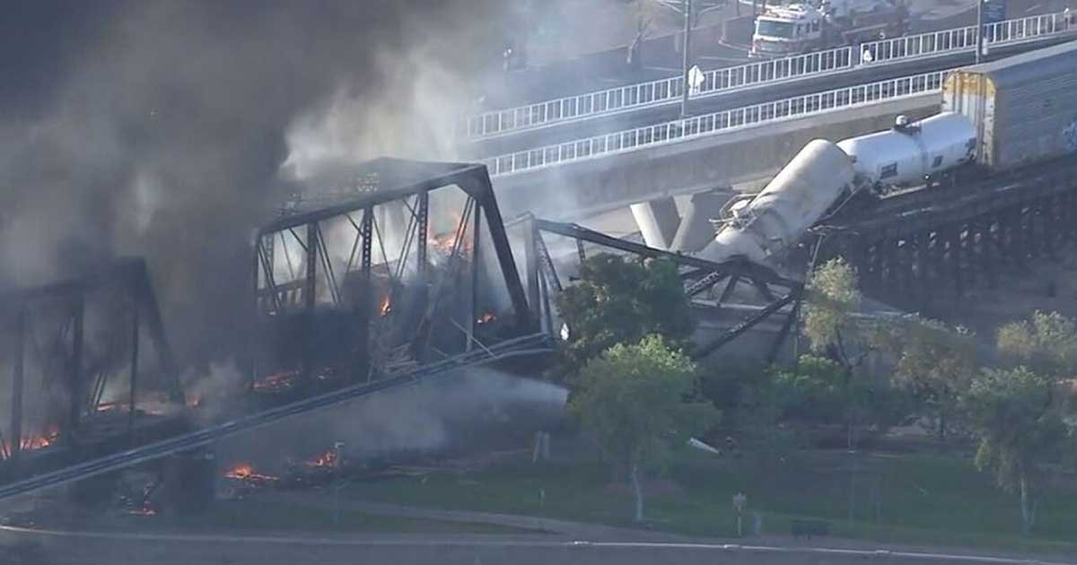 3 74.jpg?resize=412,232 - Freight Train Derails In Arizona, Burning And Partially Collapsing Bridge