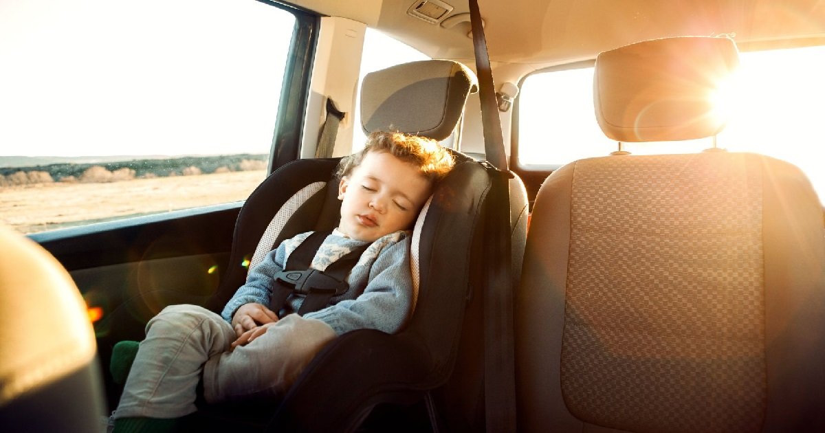 bebe.jpeg?resize=412,232 - Un homme a volé une voiture avec un bébé à bord, a forcé un barrage de police et roulé a contresens