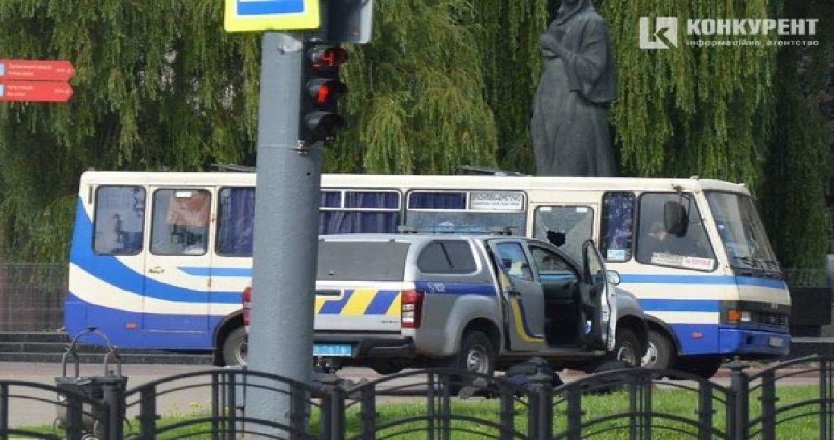bus 1.jpg?resize=1200,630 - Ukraine: un homme a pris en otage une vingtaine de personnes dans un bus
